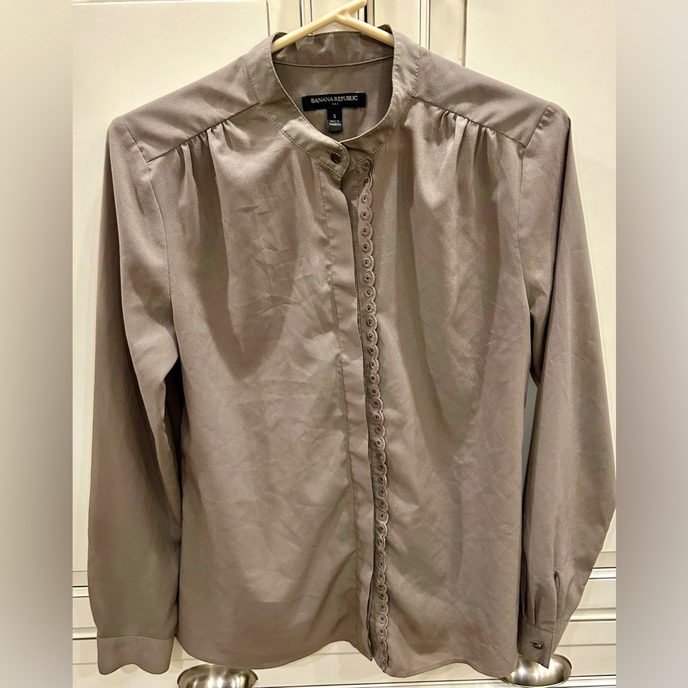 Vintage Banana Republic olive colored long sleeve blouse size small